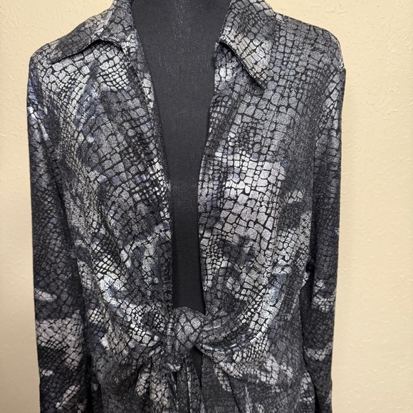 Mishca Stylish Black and Gray Tie-Front Blouse Reptile Snake Metallic Cardigan - Picture 4 of 7